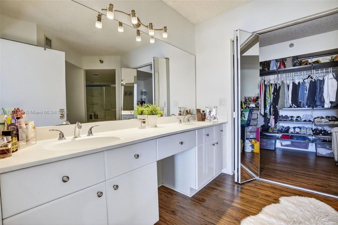 For Rent: $2,800 (2 beds, 2 baths, 1361 Square Feet)