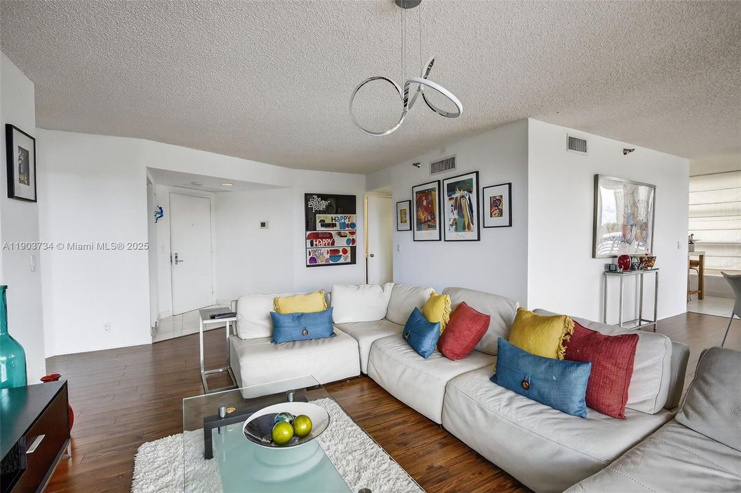 For Rent: $2,800 (2 beds, 2 baths, 1361 Square Feet)