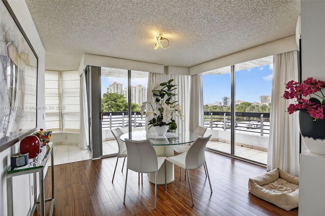 For Rent: $2,800 (2 beds, 2 baths, 1361 Square Feet)