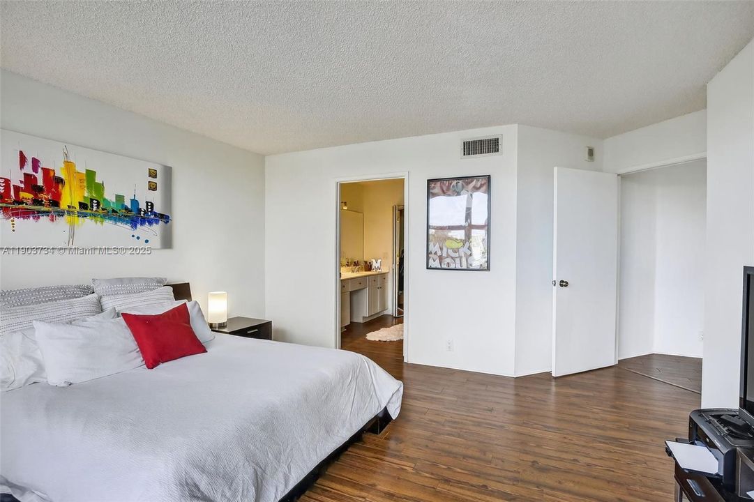 For Rent: $2,800 (2 beds, 2 baths, 1361 Square Feet)