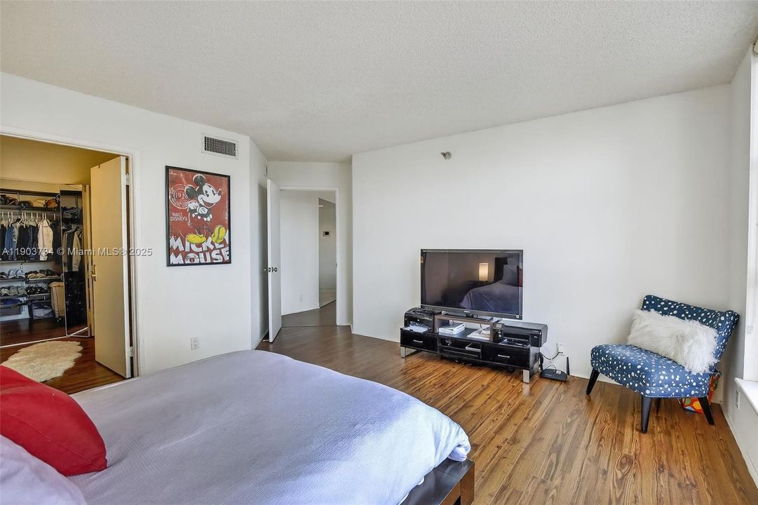 For Rent: $2,800 (2 beds, 2 baths, 1361 Square Feet)