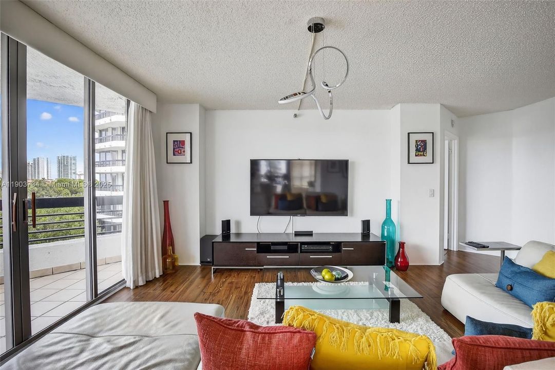 For Rent: $2,800 (2 beds, 2 baths, 1361 Square Feet)