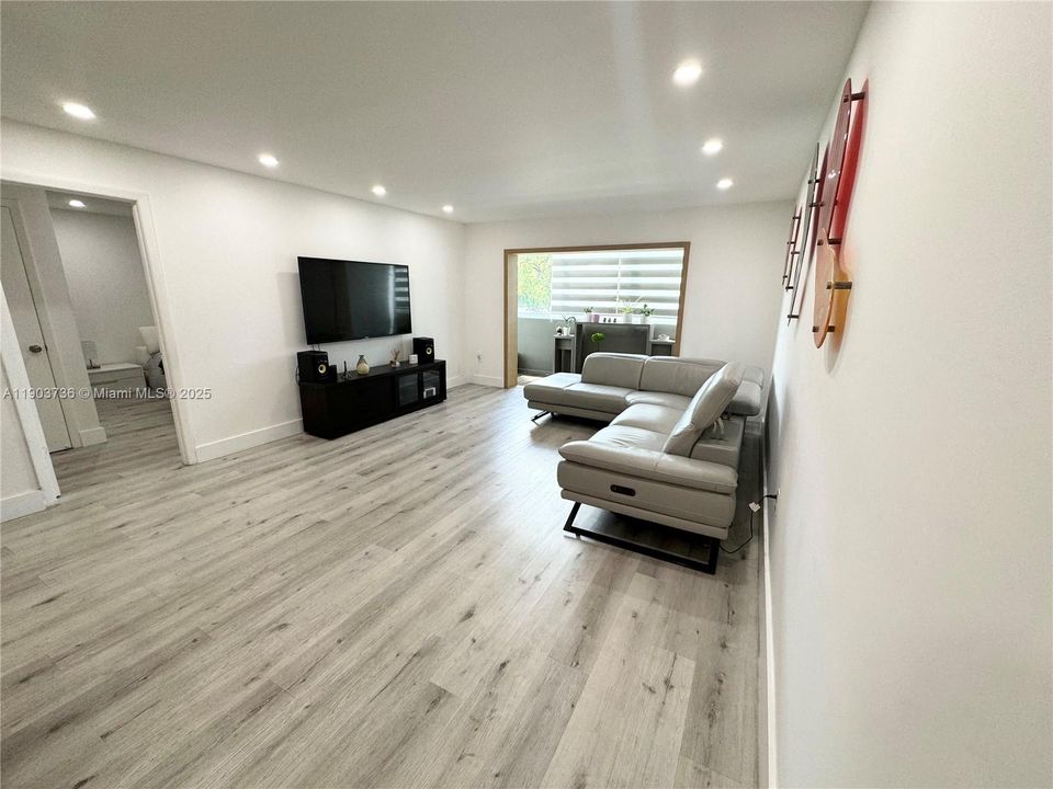 For Sale: $289,000 (3 beds, 2 baths, 1278 Square Feet)