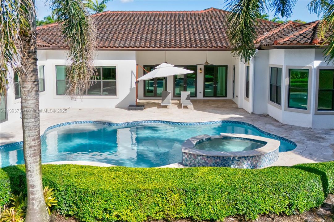 最近售出: $1,558,000 (4 贝兹, 3 浴室, 3900 平方英尺)