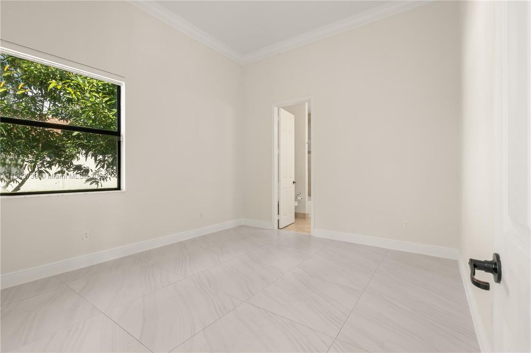 最近售出: $1,558,000 (4 贝兹, 3 浴室, 3900 平方英尺)