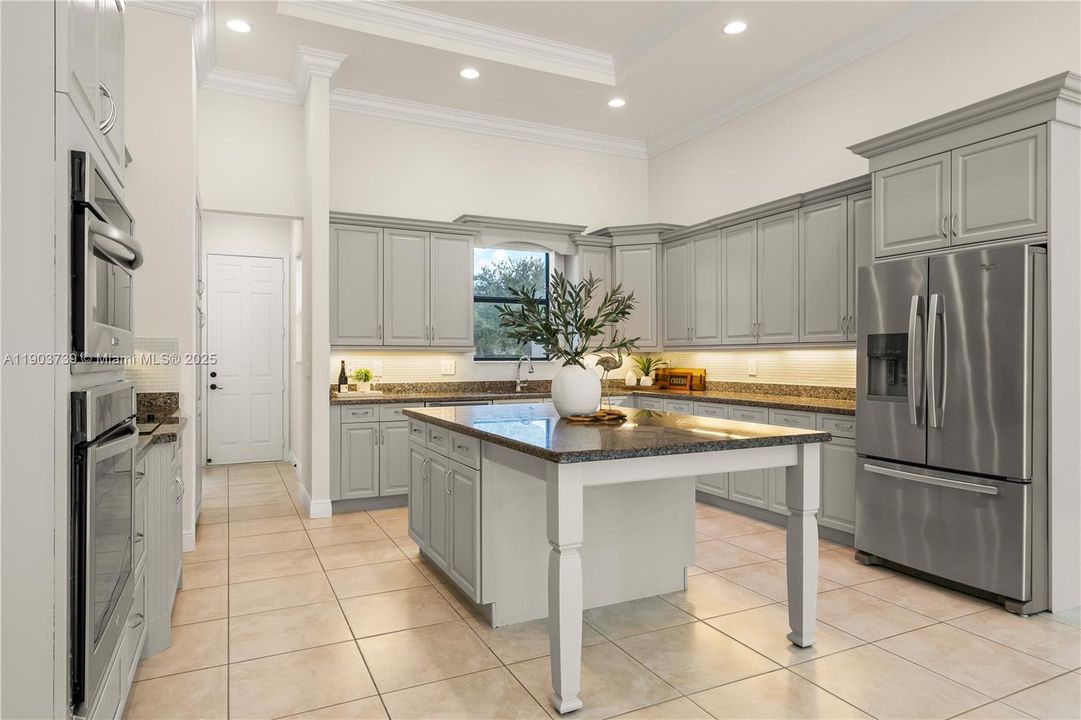 最近售出: $1,558,000 (4 贝兹, 3 浴室, 3900 平方英尺)