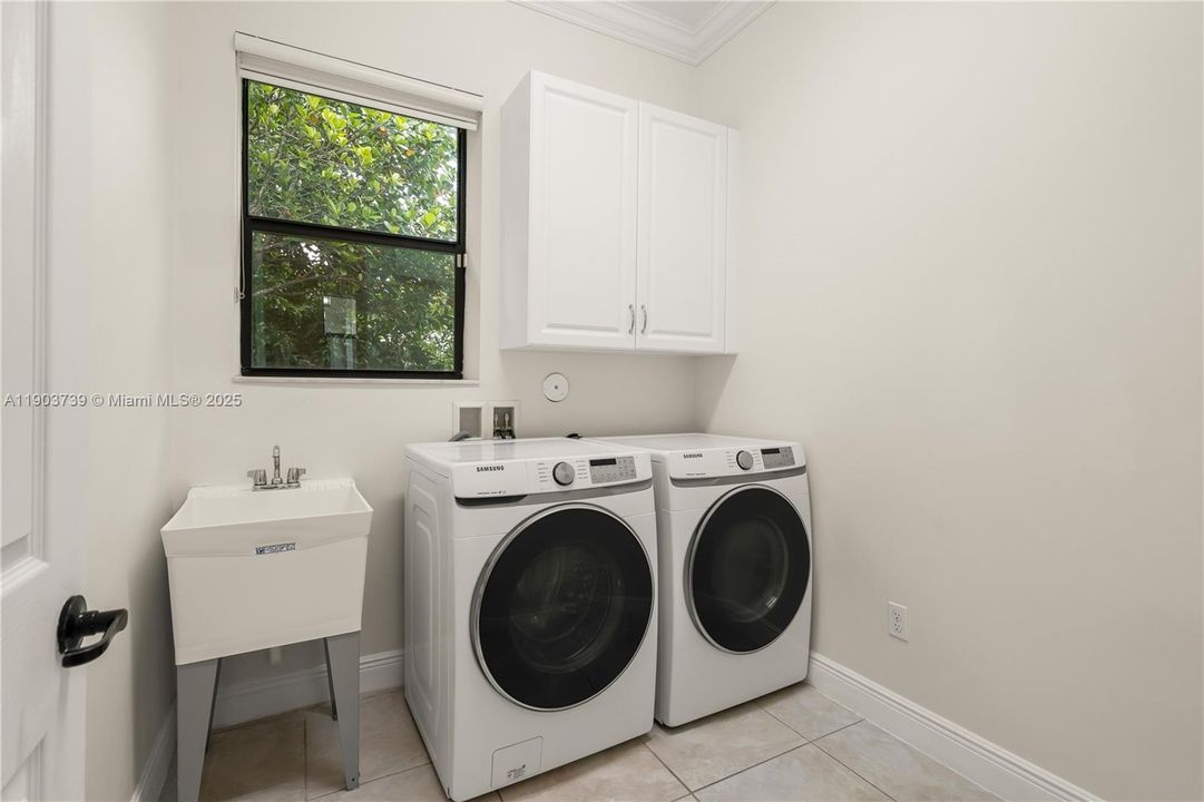 最近售出: $1,558,000 (4 贝兹, 3 浴室, 3900 平方英尺)