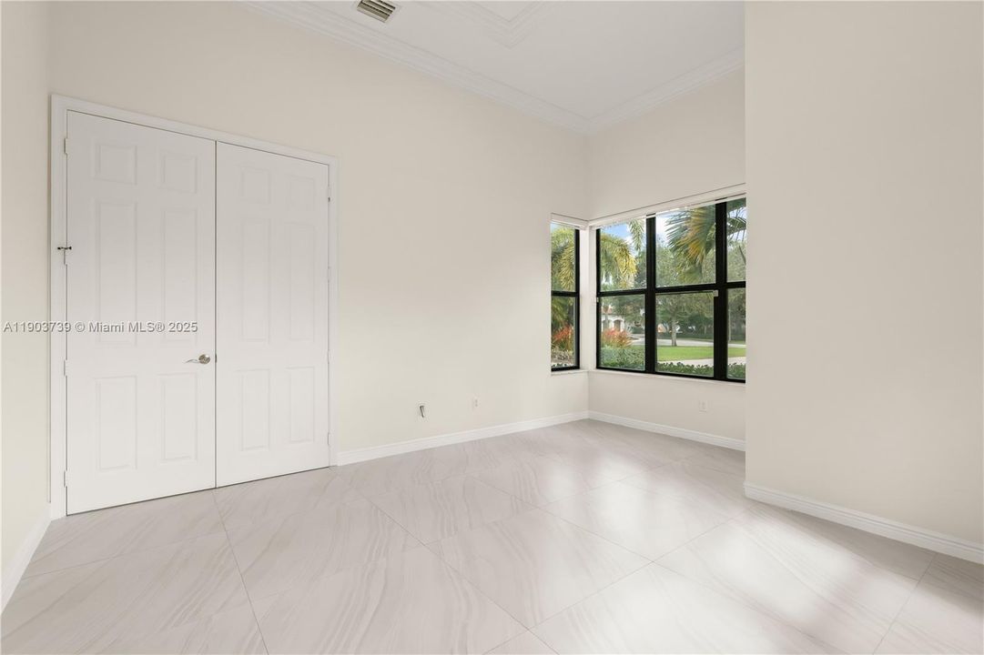 最近售出: $1,558,000 (4 贝兹, 3 浴室, 3900 平方英尺)