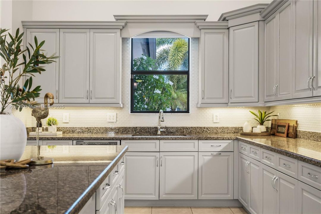 最近售出: $1,558,000 (4 贝兹, 3 浴室, 3900 平方英尺)