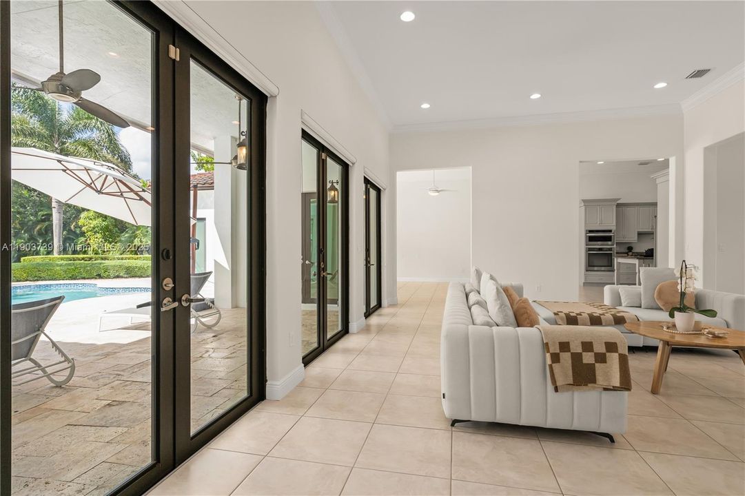 最近售出: $1,558,000 (4 贝兹, 3 浴室, 3900 平方英尺)