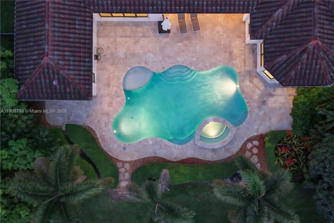 最近售出: $1,558,000 (4 贝兹, 3 浴室, 3900 平方英尺)