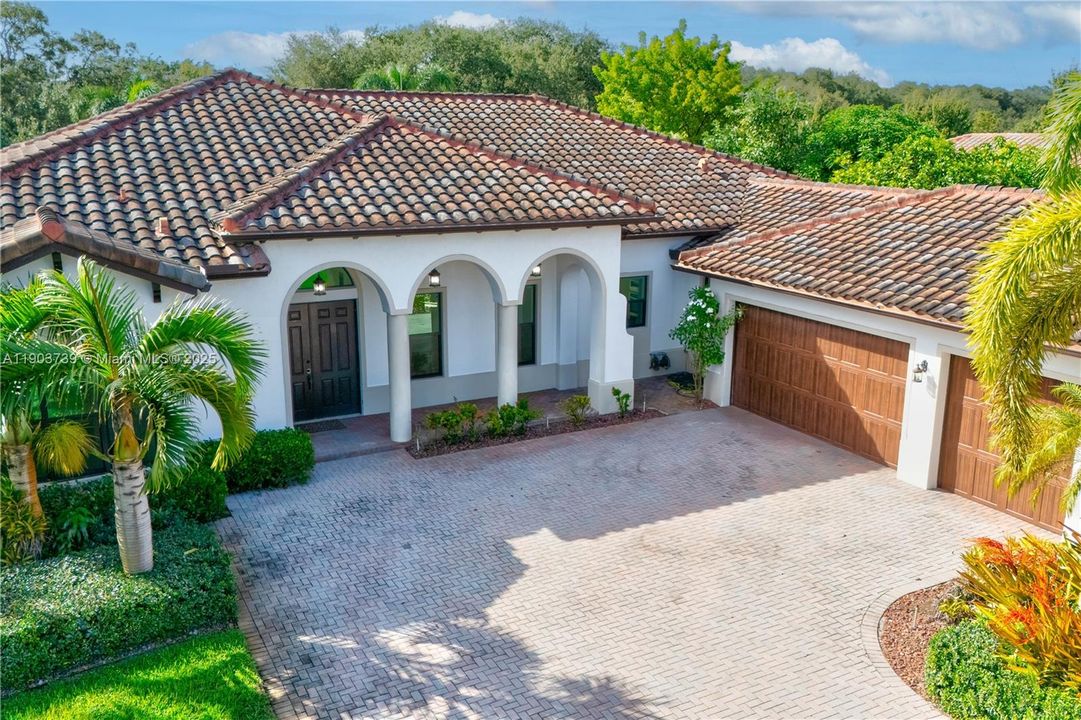 最近售出: $1,558,000 (4 贝兹, 3 浴室, 3900 平方英尺)