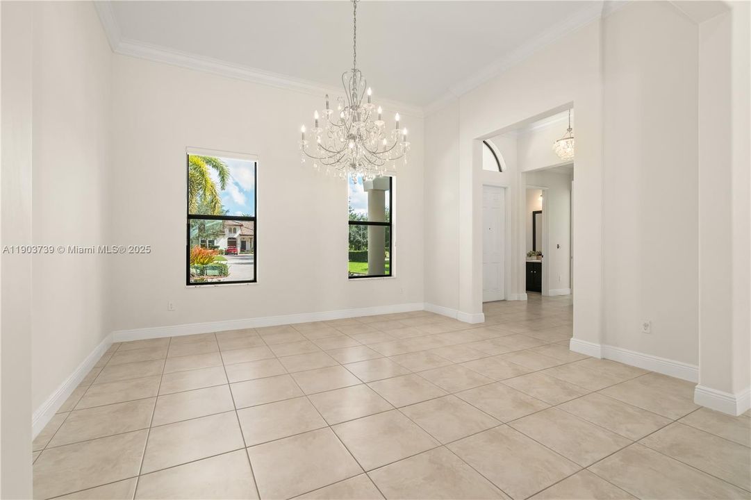 最近售出: $1,558,000 (4 贝兹, 3 浴室, 3900 平方英尺)