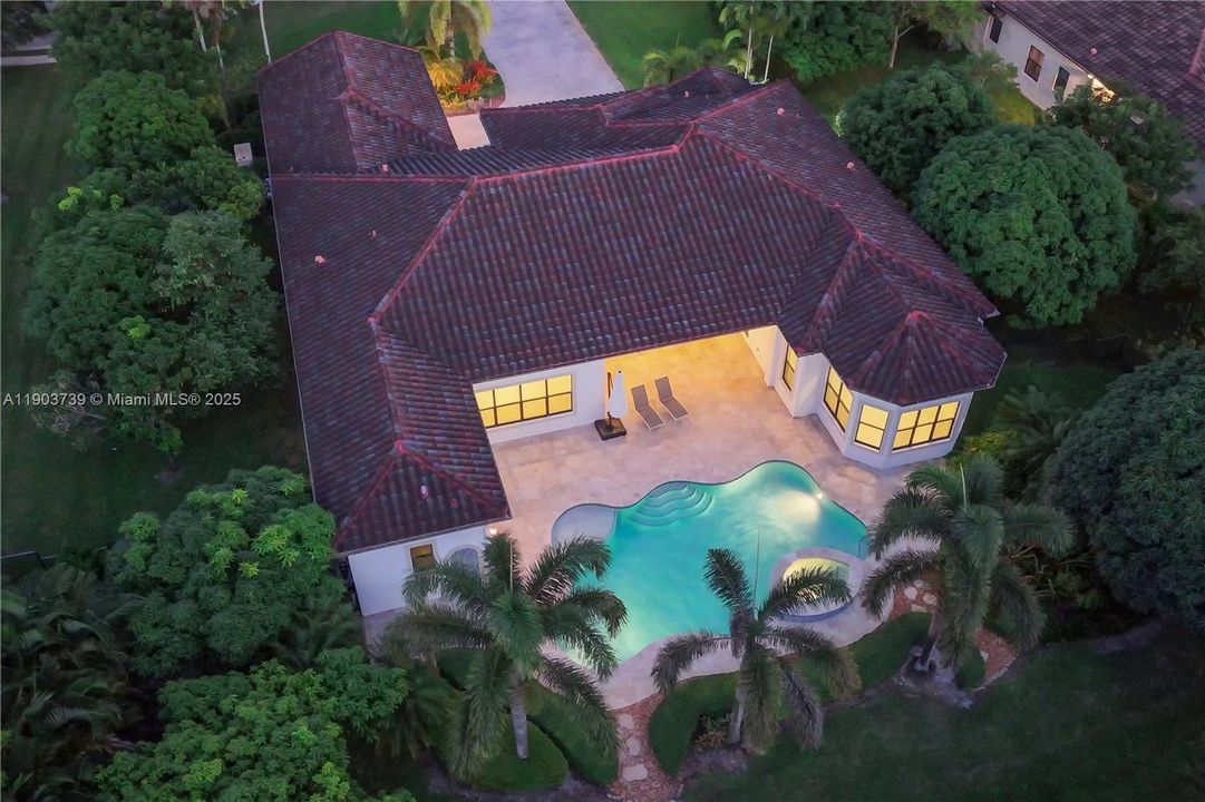 最近售出: $1,558,000 (4 贝兹, 3 浴室, 3900 平方英尺)