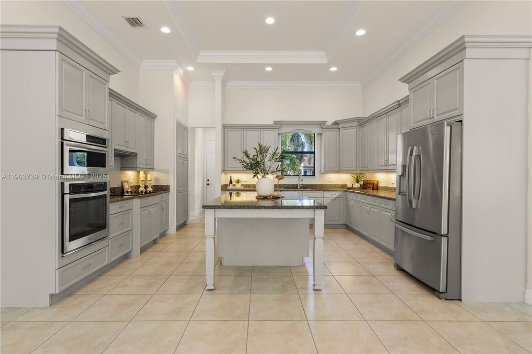 最近售出: $1,558,000 (4 贝兹, 3 浴室, 3900 平方英尺)