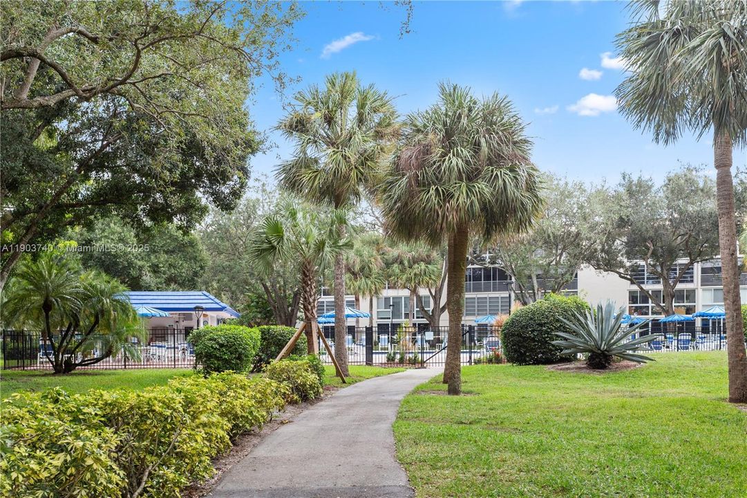 For Sale: $165,000 (2 beds, 2 baths, 1156 Square Feet)