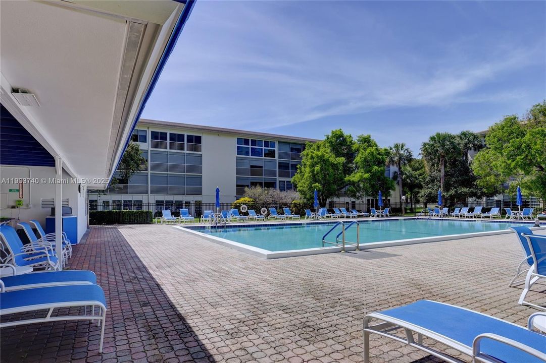 For Sale: $165,000 (2 beds, 2 baths, 1156 Square Feet)