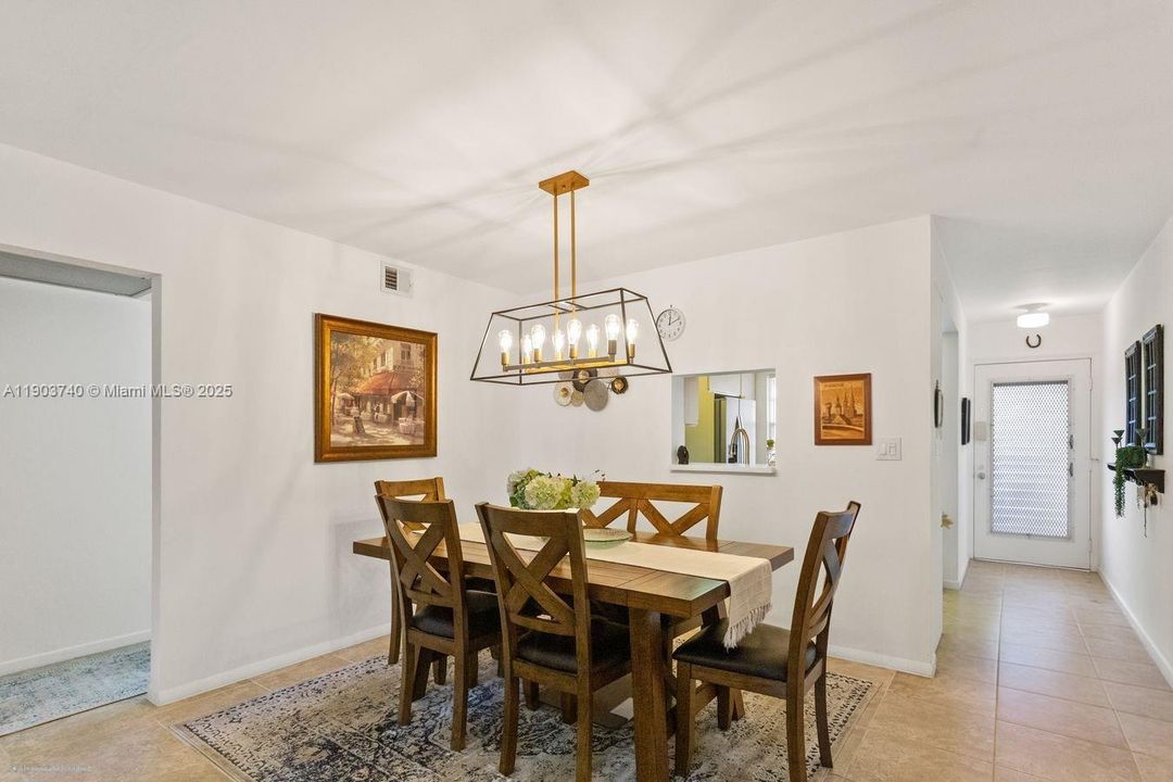 For Sale: $165,000 (2 beds, 2 baths, 1156 Square Feet)