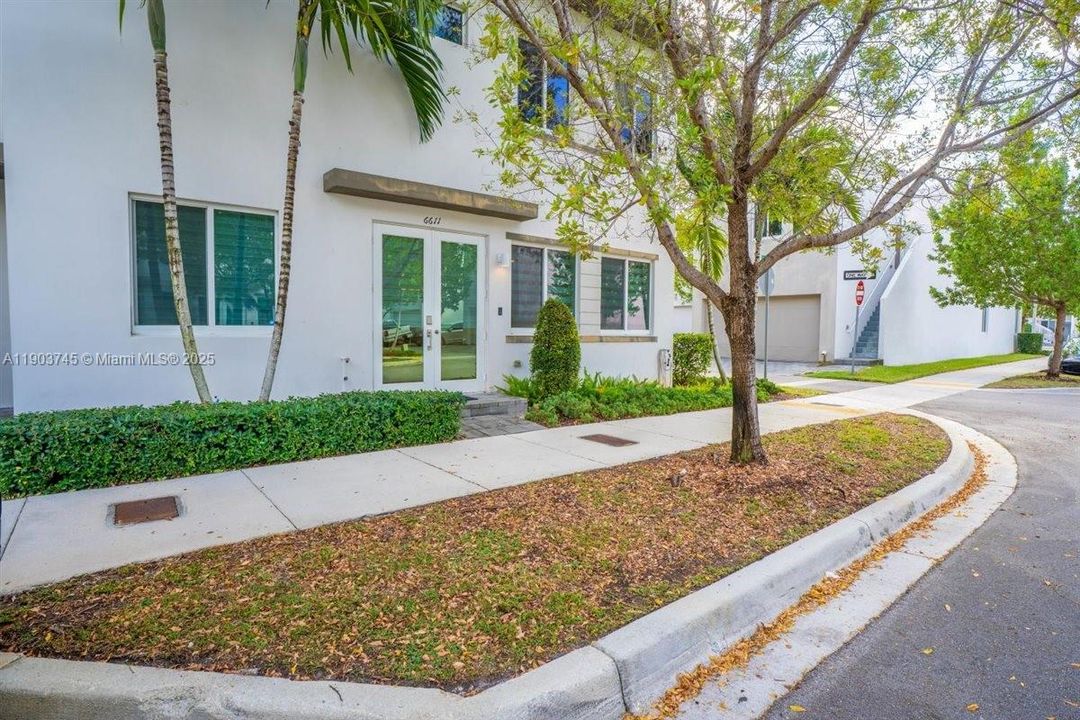 Active With Contract: $3,800 (3 beds, 2 baths, 2379 Square Feet)