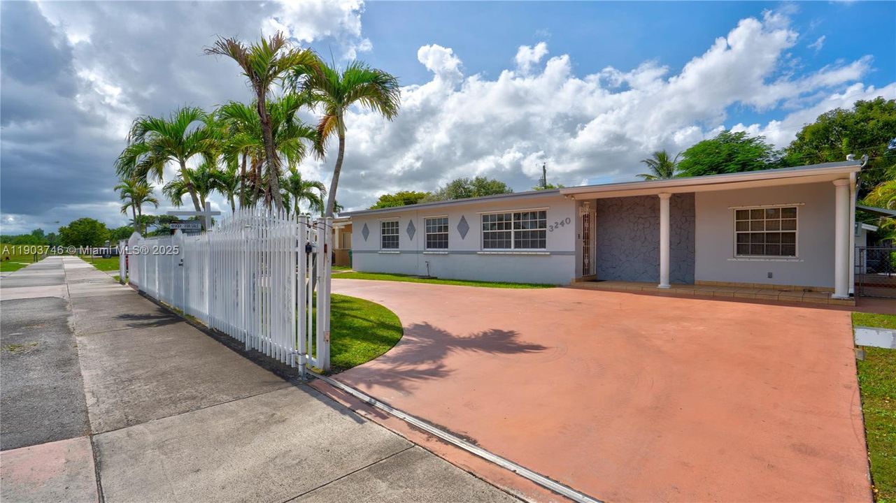 Active With Contract: $650,000 (4 beds, 2 baths, 1856 Square Feet)