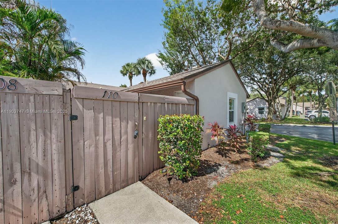 Active With Contract: $335,000 (2 beds, 2 baths, 960 Square Feet)