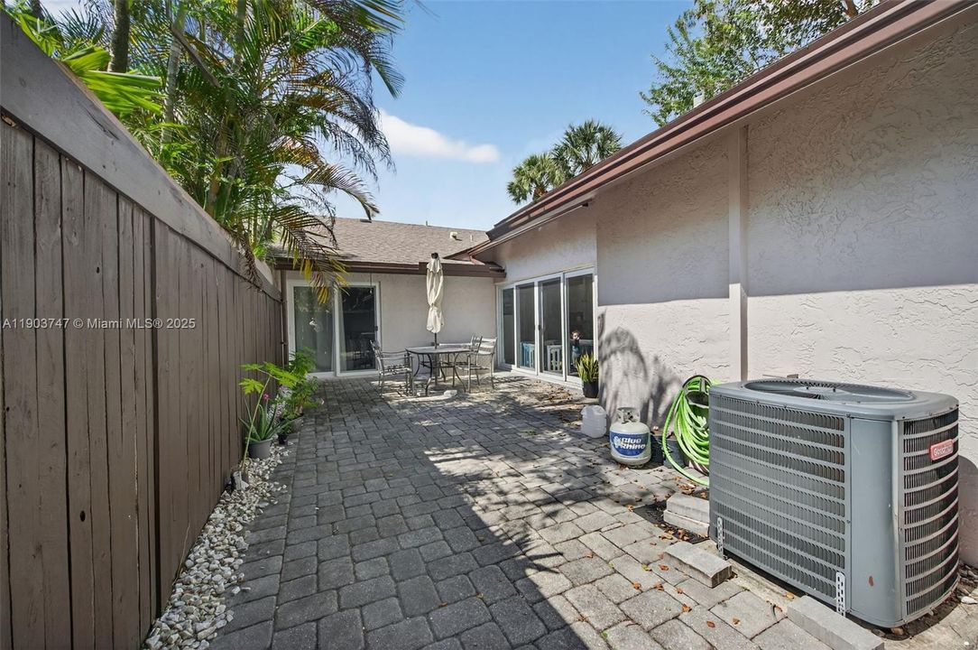 Active With Contract: $335,000 (2 beds, 2 baths, 960 Square Feet)