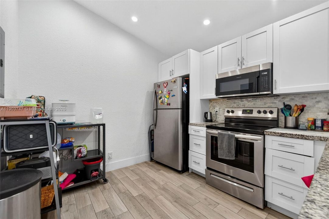 Active With Contract: $335,000 (2 beds, 2 baths, 960 Square Feet)