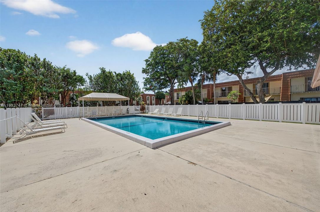 Active With Contract: $335,000 (2 beds, 2 baths, 960 Square Feet)