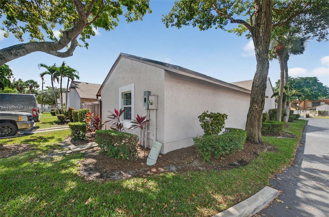 Active With Contract: $335,000 (2 beds, 2 baths, 960 Square Feet)