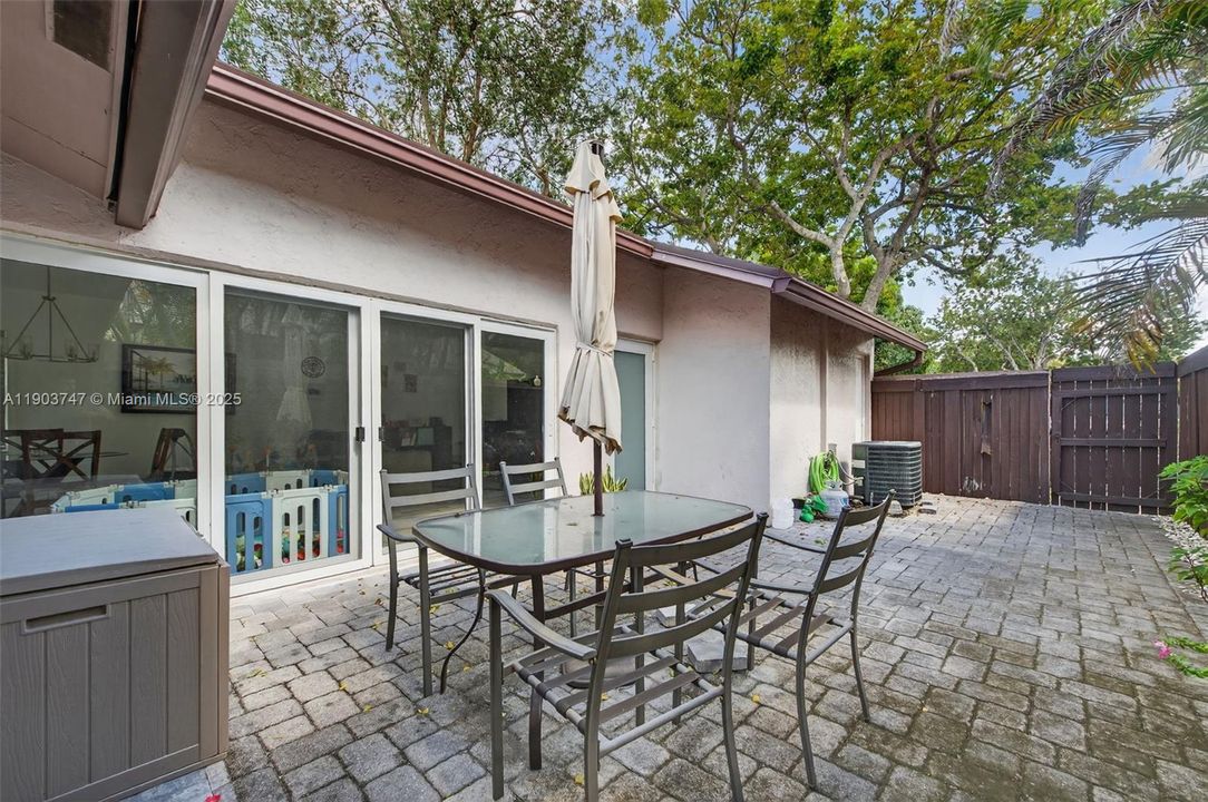 Active With Contract: $335,000 (2 beds, 2 baths, 960 Square Feet)