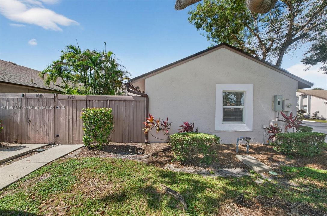 Active With Contract: $335,000 (2 beds, 2 baths, 960 Square Feet)