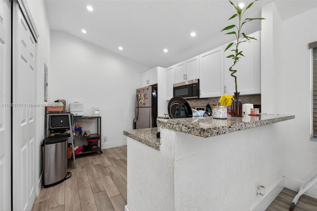 Active With Contract: $335,000 (2 beds, 2 baths, 960 Square Feet)