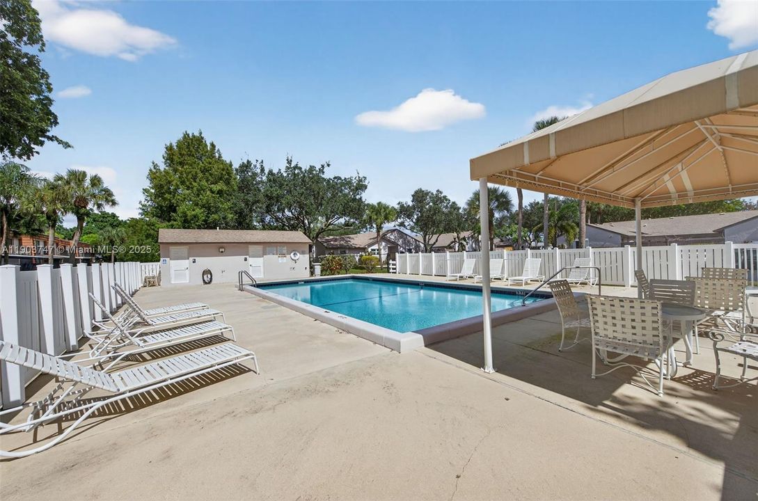 Active With Contract: $335,000 (2 beds, 2 baths, 960 Square Feet)