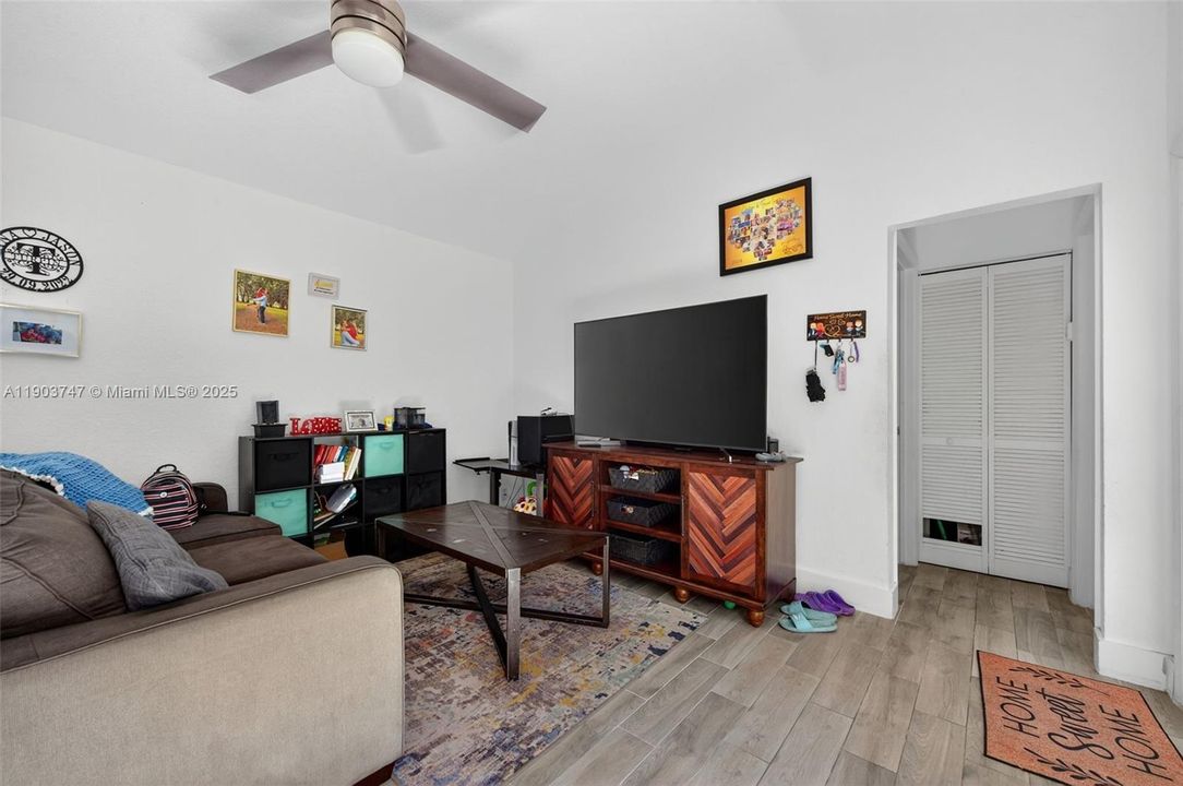 Active With Contract: $335,000 (2 beds, 2 baths, 960 Square Feet)