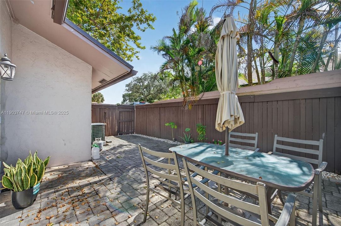 Active With Contract: $335,000 (2 beds, 2 baths, 960 Square Feet)