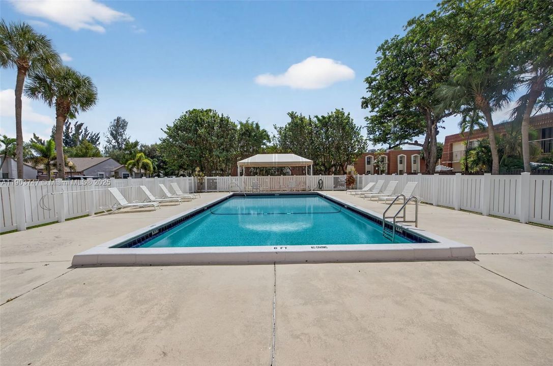 Active With Contract: $335,000 (2 beds, 2 baths, 960 Square Feet)