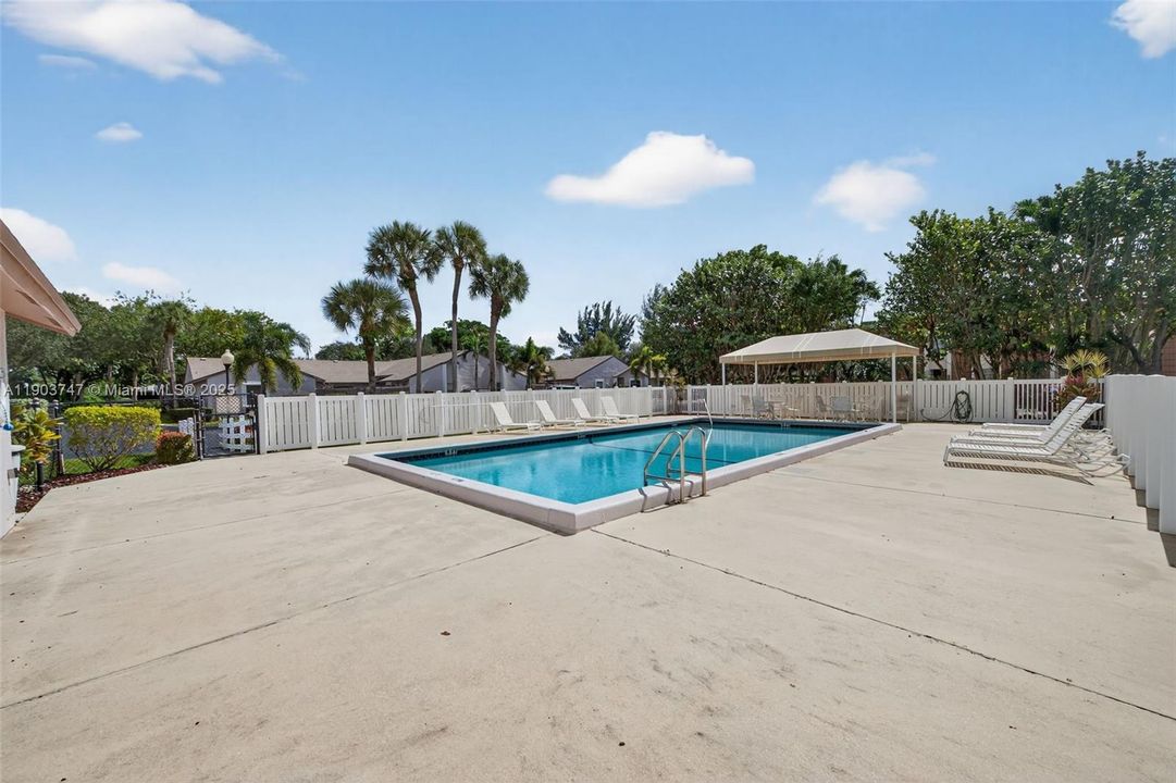 Active With Contract: $335,000 (2 beds, 2 baths, 960 Square Feet)