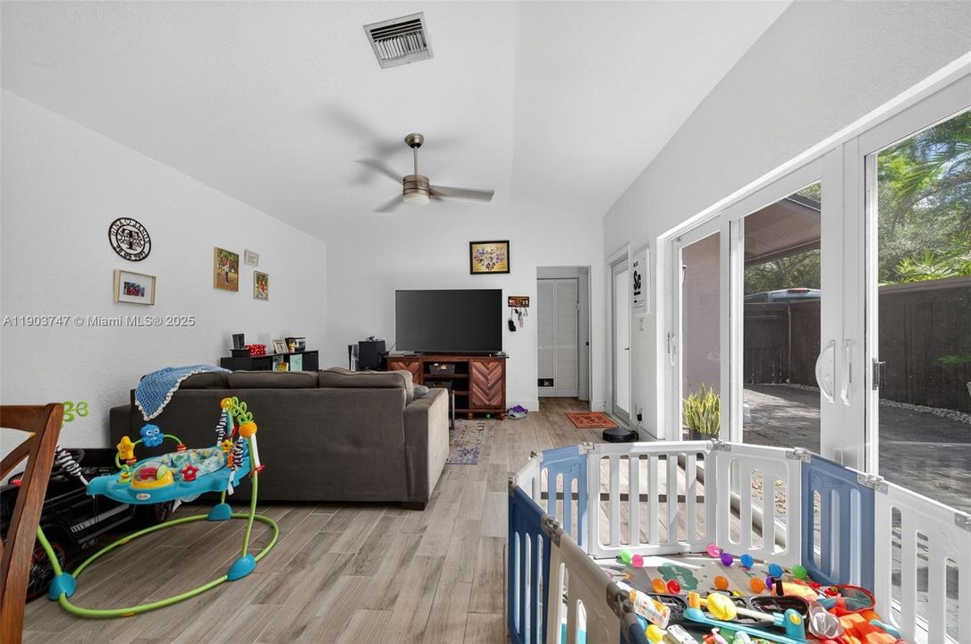 Active With Contract: $335,000 (2 beds, 2 baths, 960 Square Feet)