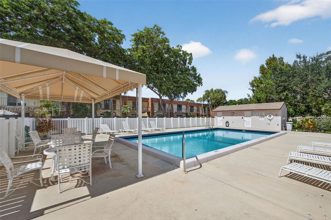 Active With Contract: $335,000 (2 beds, 2 baths, 960 Square Feet)