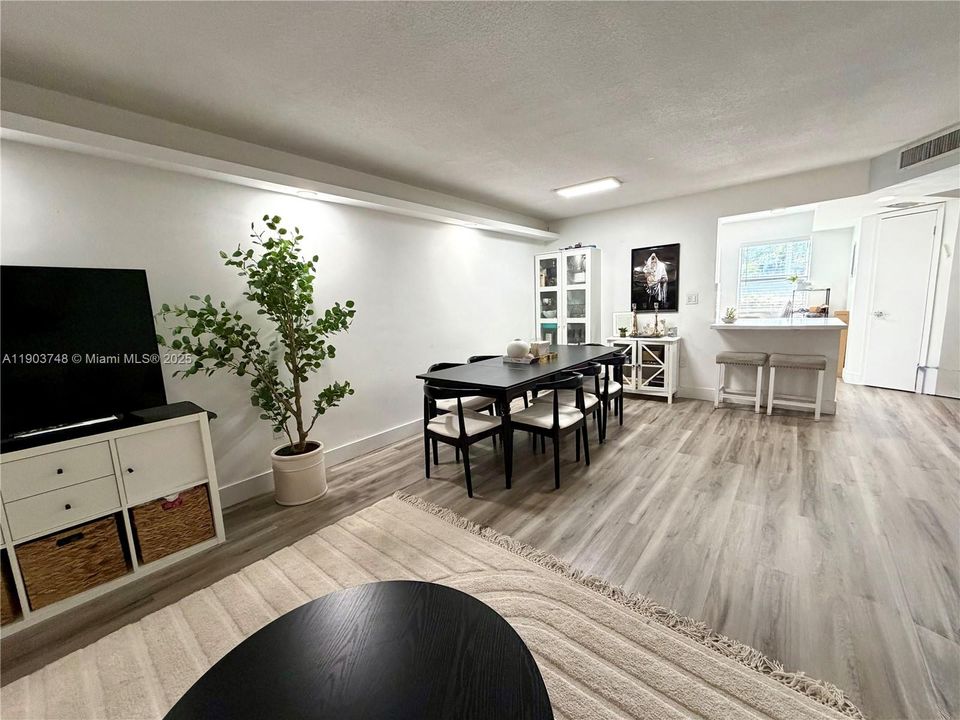 Active With Contract: $250,000 (2 beds, 2 baths, 1156 Square Feet)