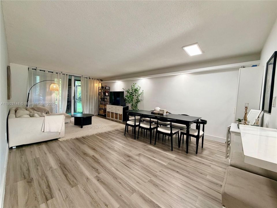 Active With Contract: $250,000 (2 beds, 2 baths, 1156 Square Feet)