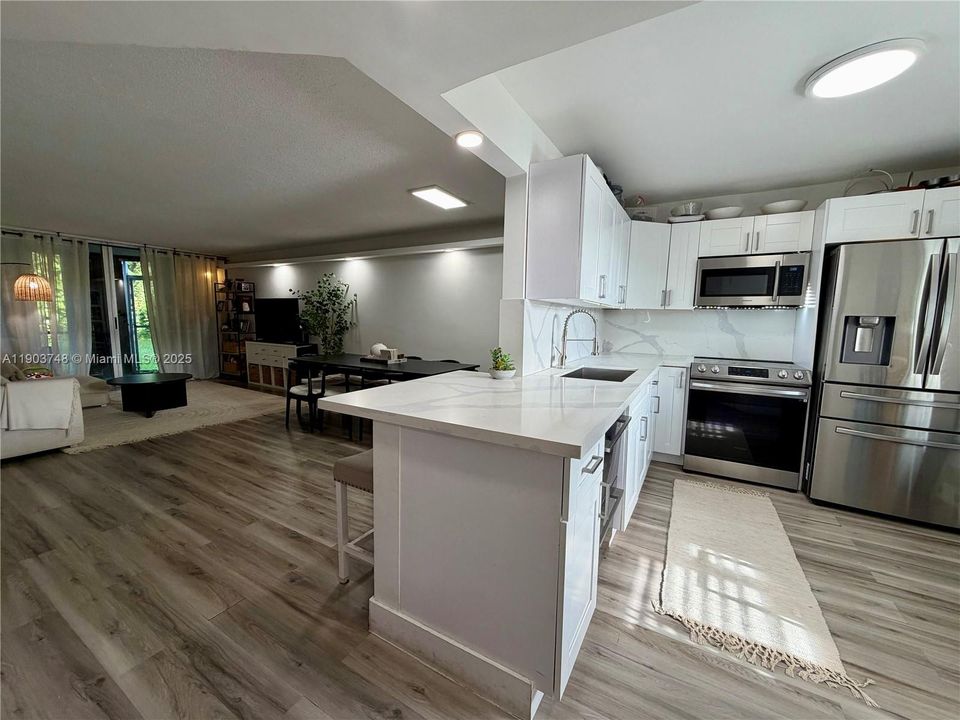 Active With Contract: $250,000 (2 beds, 2 baths, 1156 Square Feet)