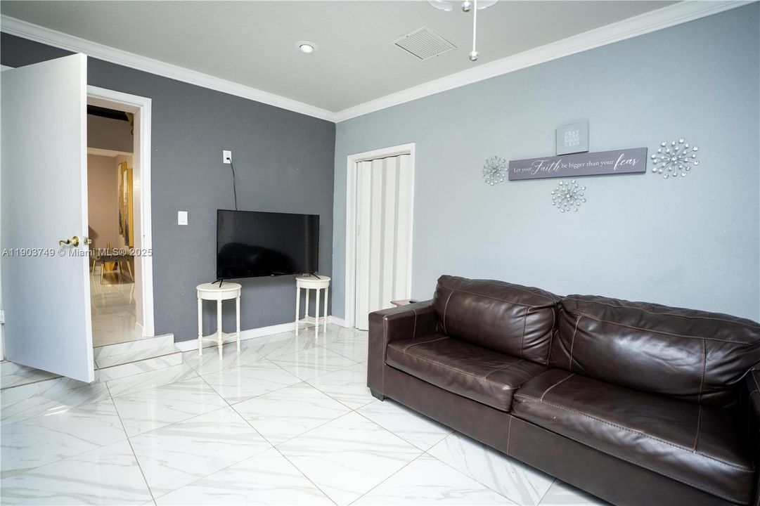 待售: $603,000 (2 贝兹, 2 浴室, 1651 平方英尺)