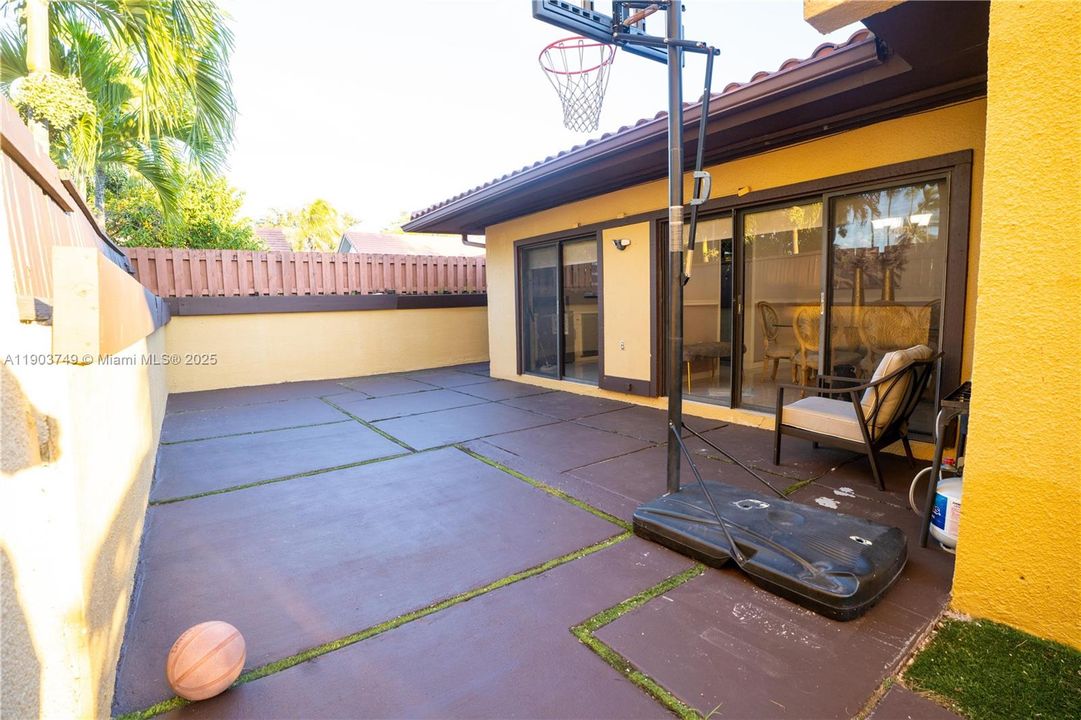 待售: $603,000 (2 贝兹, 2 浴室, 1651 平方英尺)