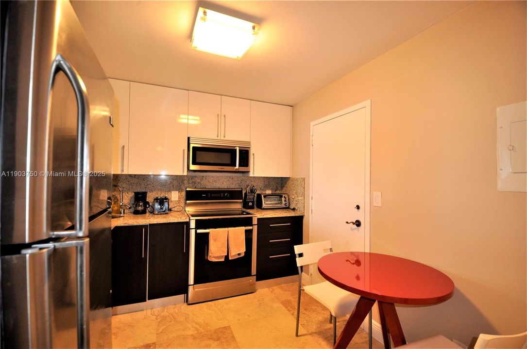 For Rent: $2,550 (1 beds, 2 baths, 1300 Square Feet)