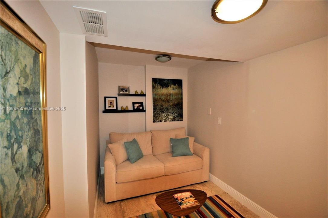 For Rent: $2,550 (1 beds, 2 baths, 1300 Square Feet)