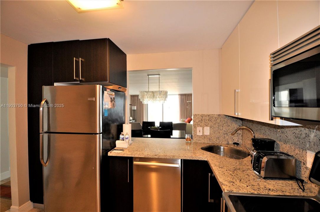 For Rent: $2,550 (1 beds, 2 baths, 1300 Square Feet)