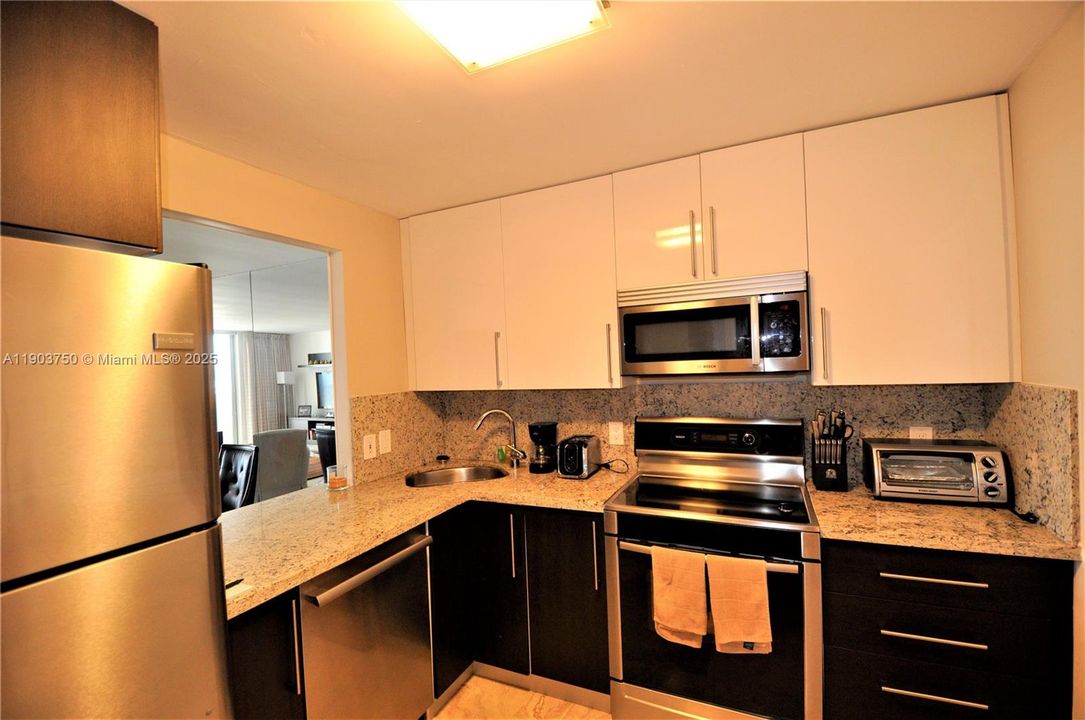 For Rent: $2,550 (1 beds, 2 baths, 1300 Square Feet)