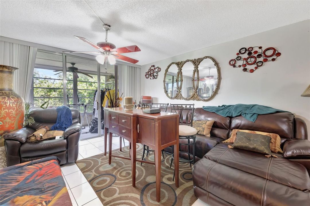 最近售出: $69,990 (2 贝兹, 2 浴室, 960 平方英尺)