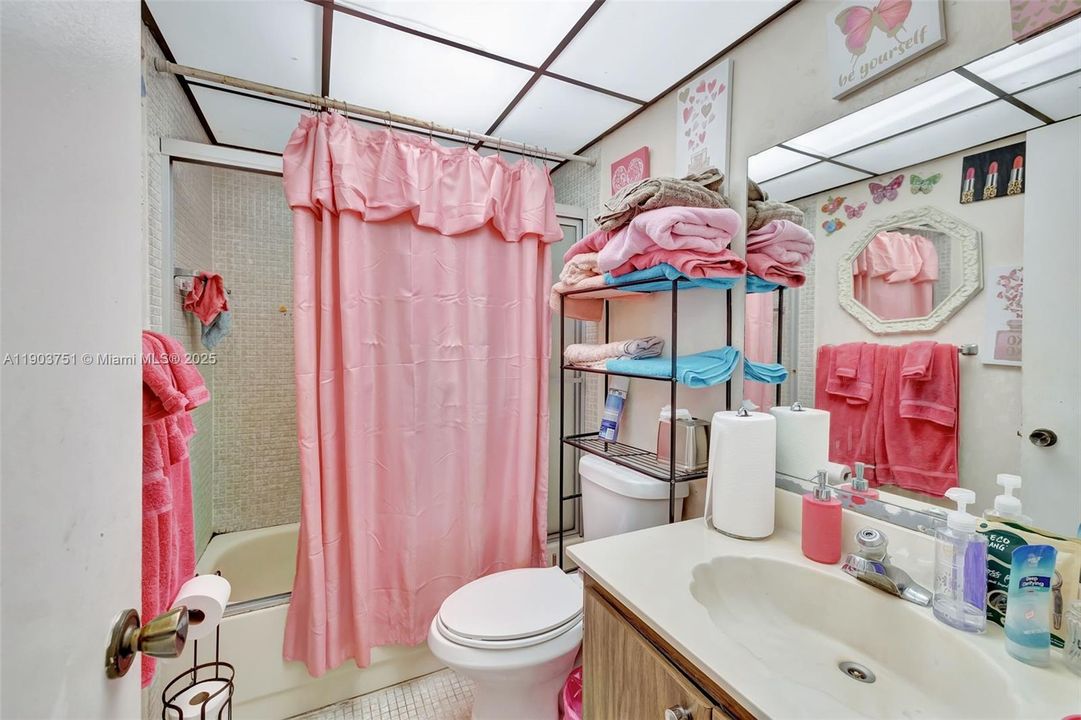 最近售出: $69,990 (2 贝兹, 2 浴室, 960 平方英尺)